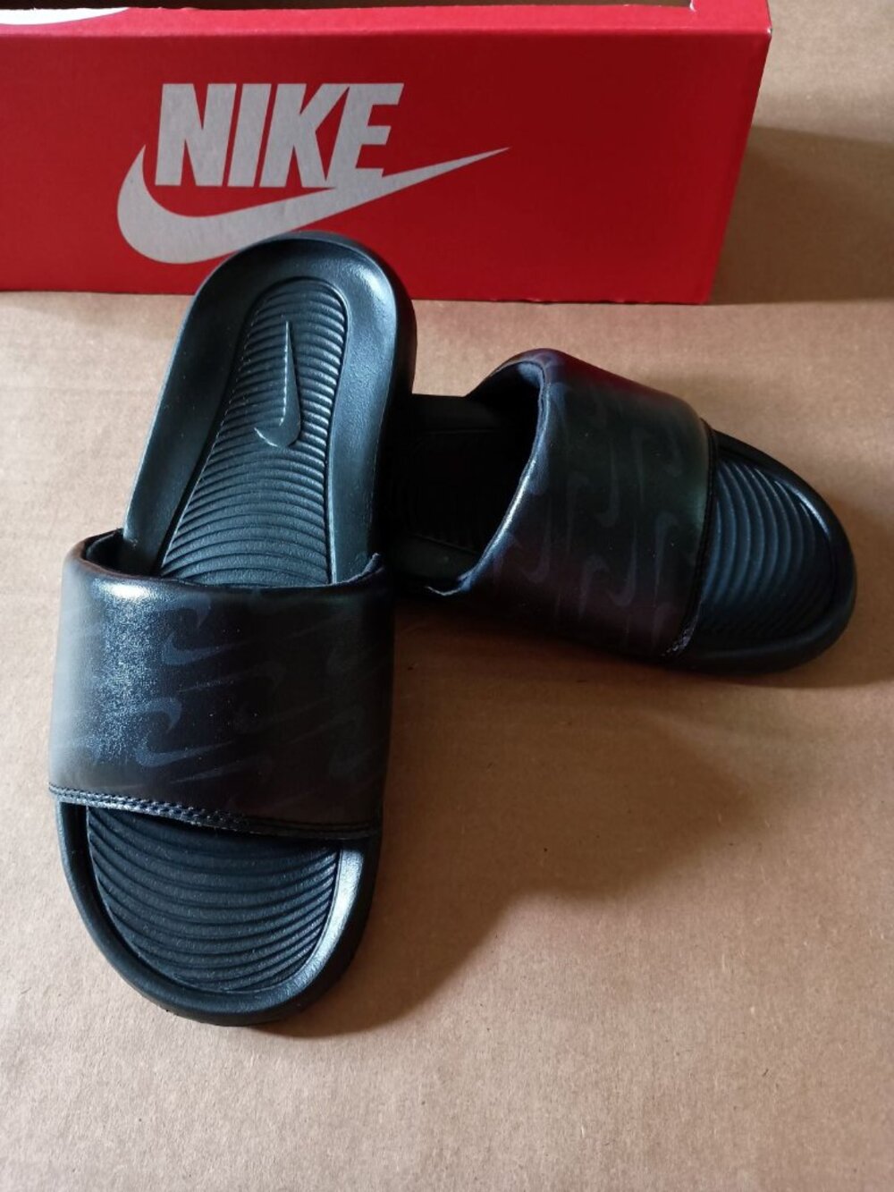 NIB Nike Victori One women's printed slides (black/anthracite) size 6